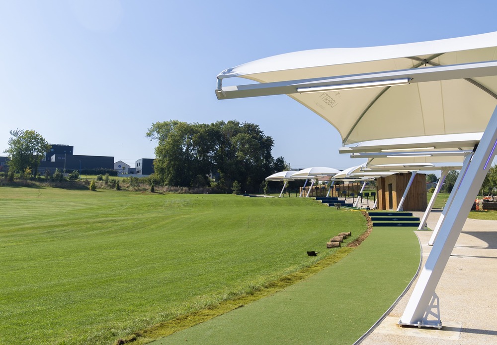 Joueur au practice Trackman du Golf du Liberty Country Club
